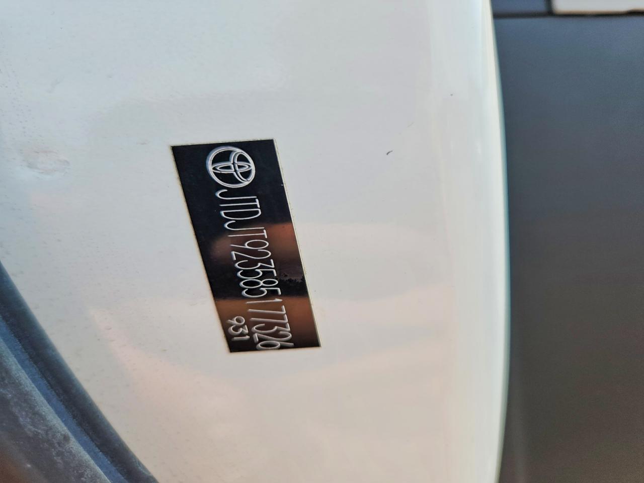 2008 Toyota Yaris Base Белый vin: JTDJT923585177326