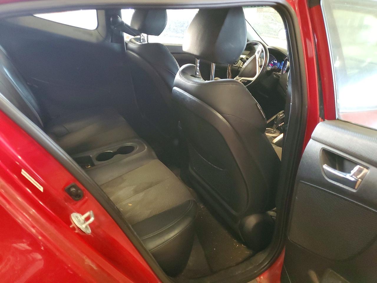 2013 Hyundai Veloster Base Red vin: KMHTC6AD7DU179463