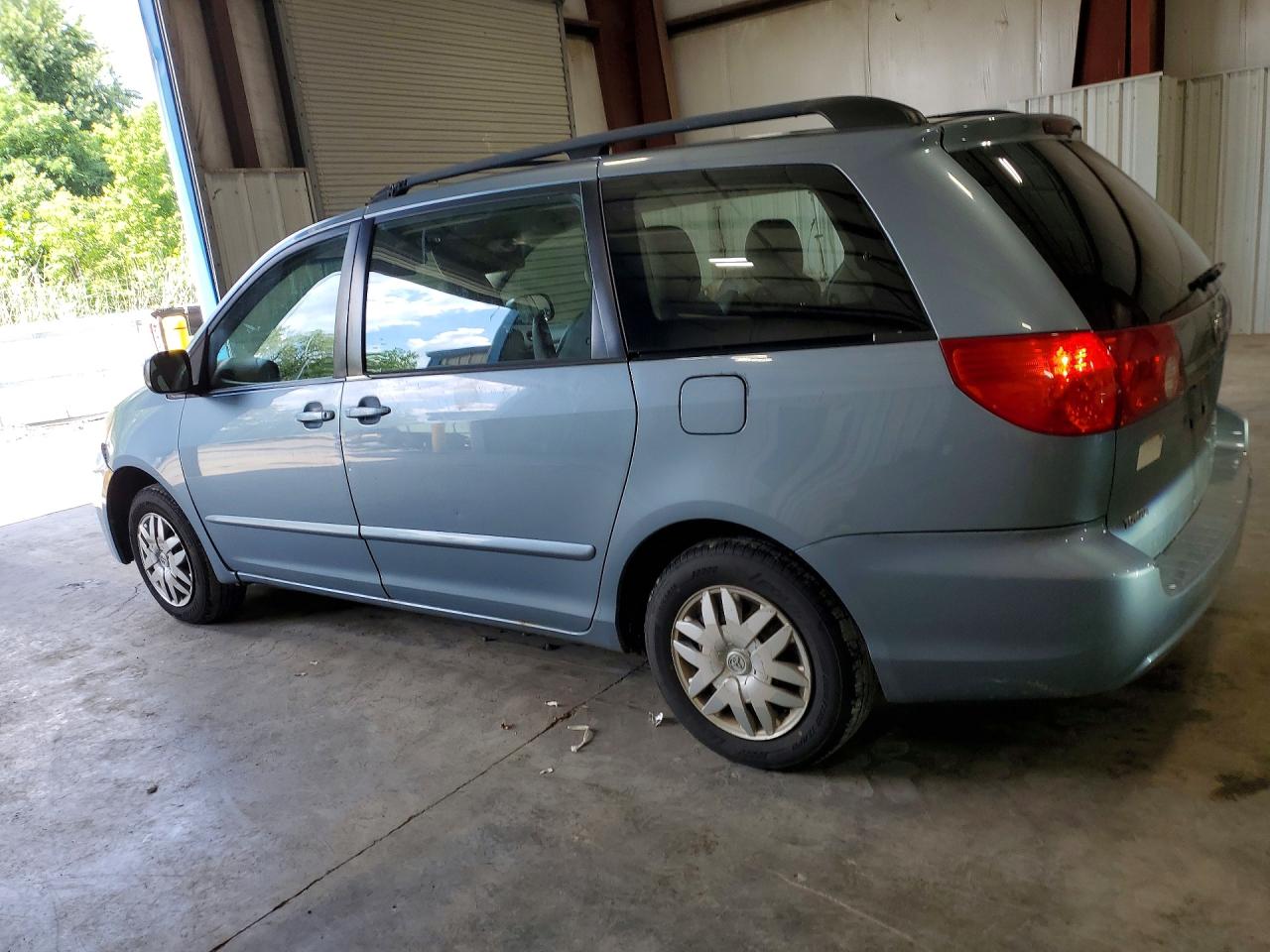 2010 Toyota Sienna Ce 7-passenger Blue vin: 5TDKK4CCXAS342361