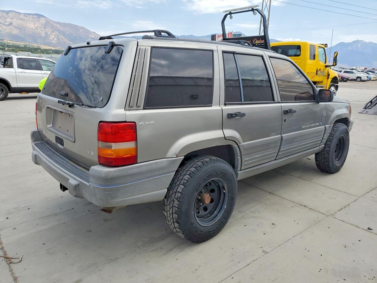 1998 Jeep Grand Cherokee Laredo Gray vin: 1J4GZ58Y2WC157042