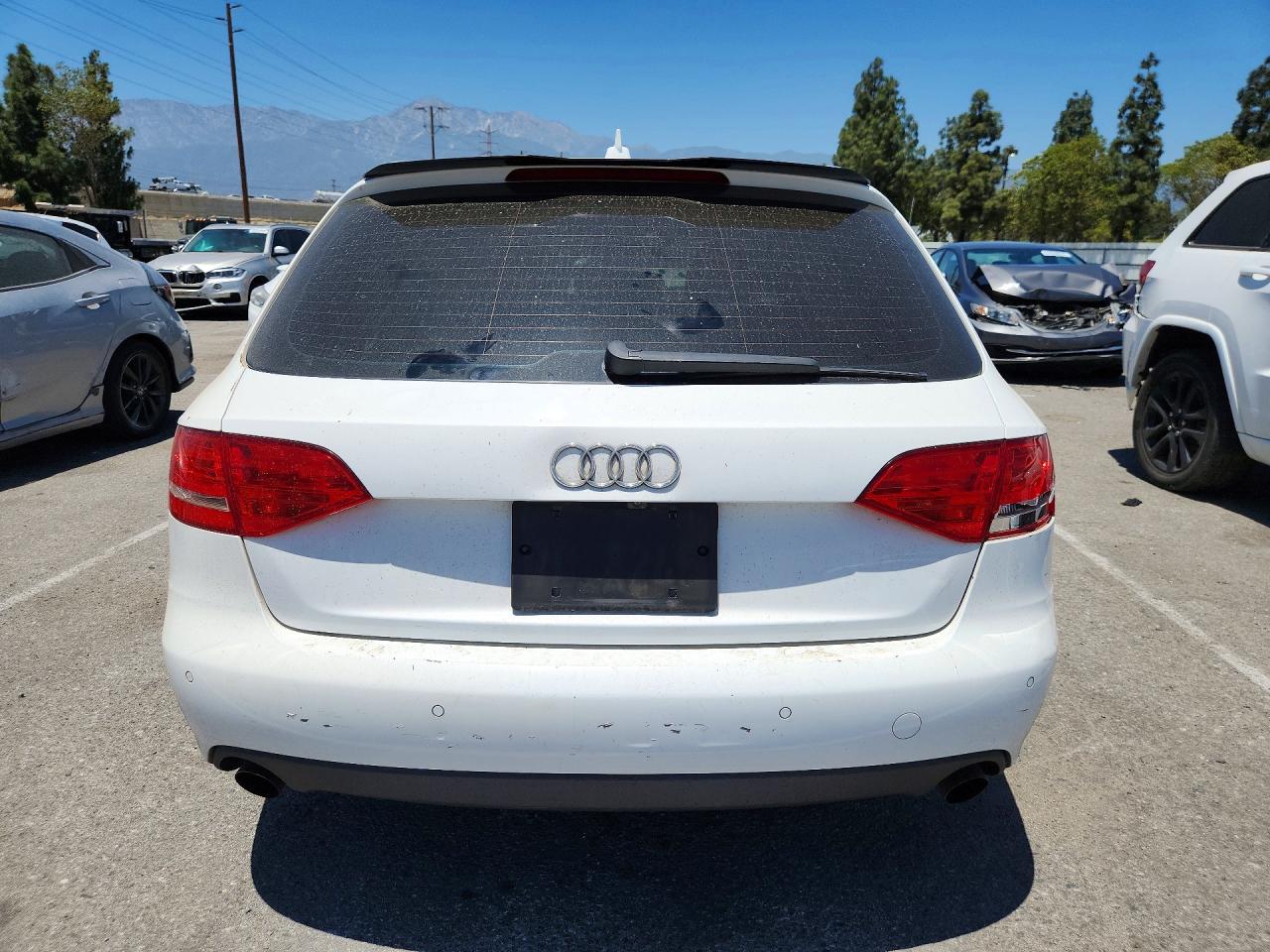 2010 Audi A4 Premium Plus Белый vin: WAUWFAFL3AA140049