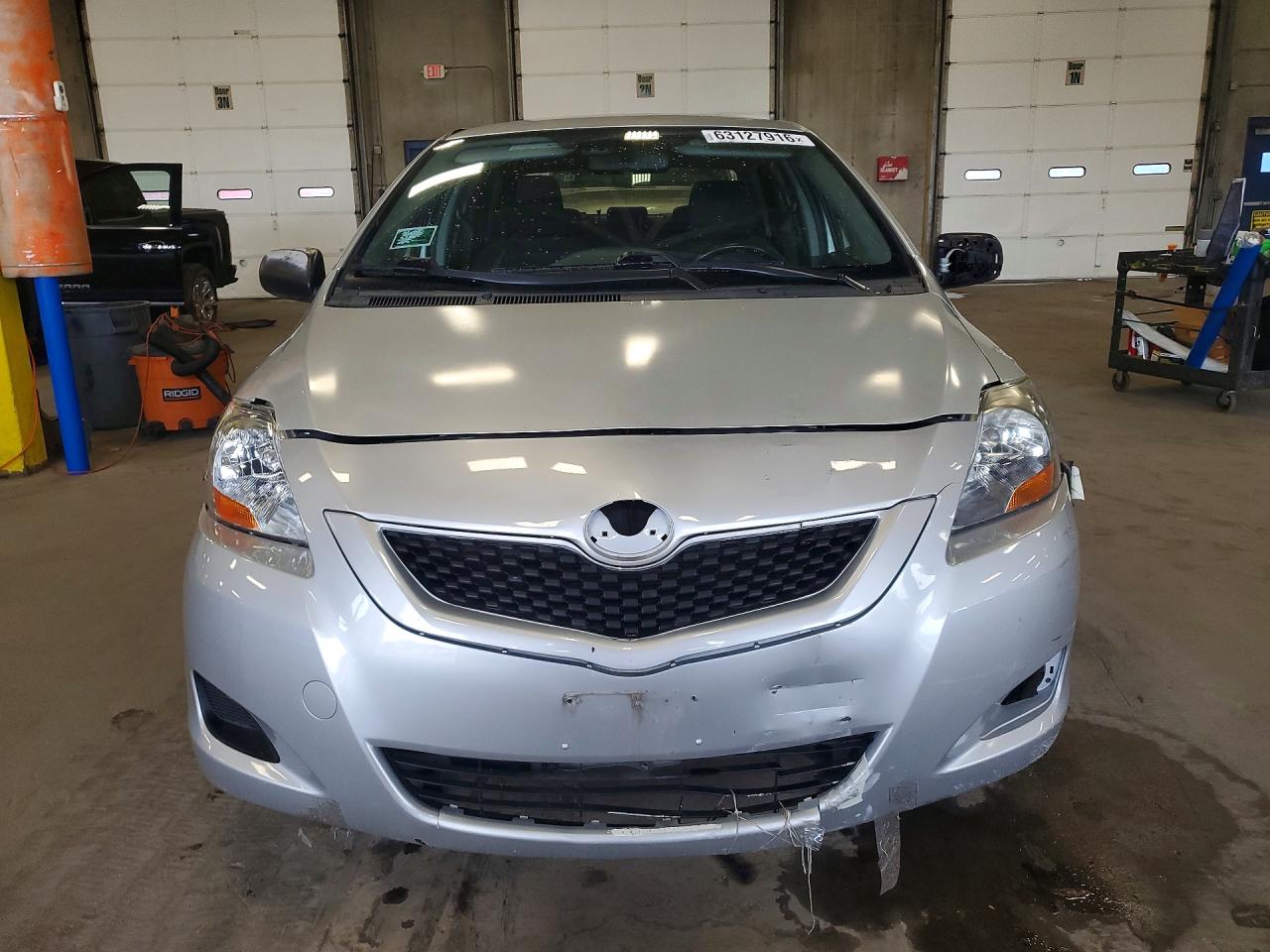 2009 Toyota Yaris Base Gray vin: JTDBT903194052497