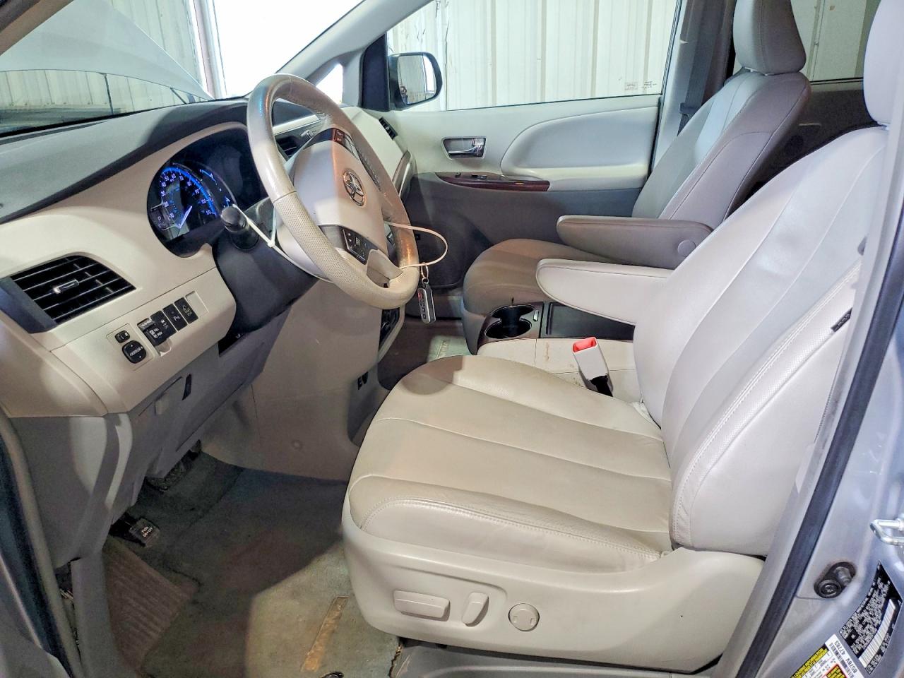 2014 Toyota Sienna Xle 8-passenger Silver vin: 5TDYK3DC5ES411546