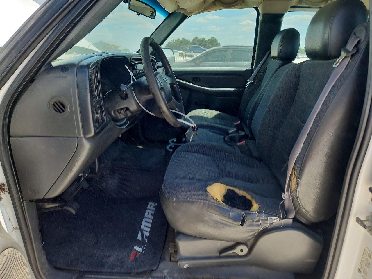 2006 Chevrolet Silverado C2500 Heavy Duty White vin: 1GCHC29U16E210405