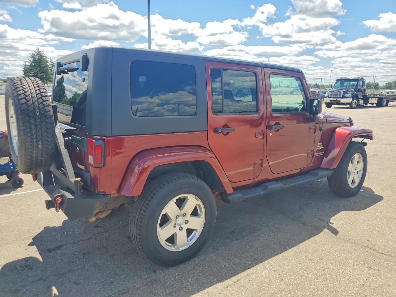 2008 Jeep Wrangler Unlimited Sahara Red vin: 1J4GA59178L651005