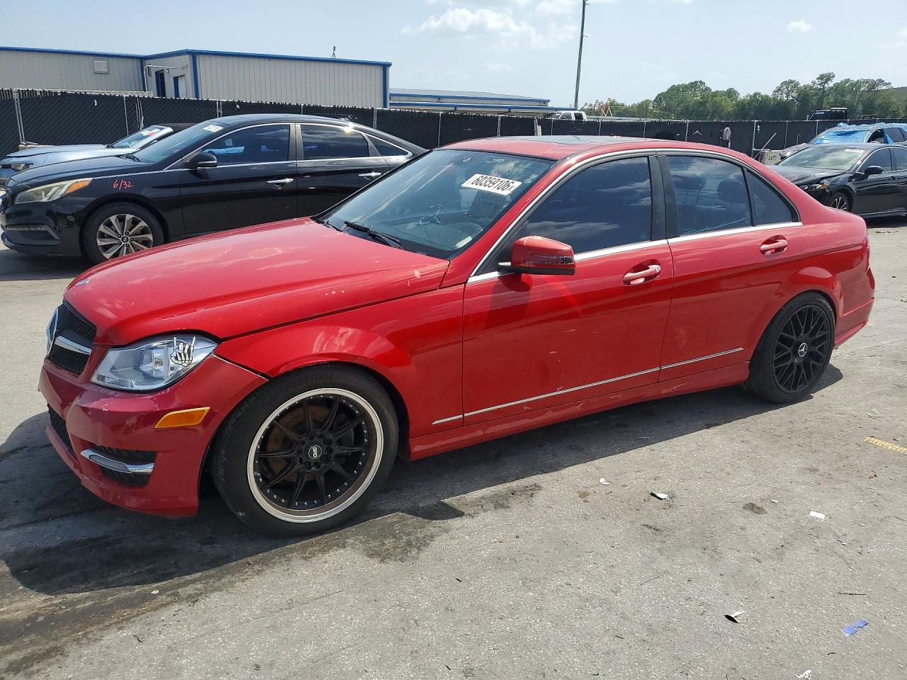 2013 Mercedes-benz C 250 Red vin: WDDGF4HB5DR288776