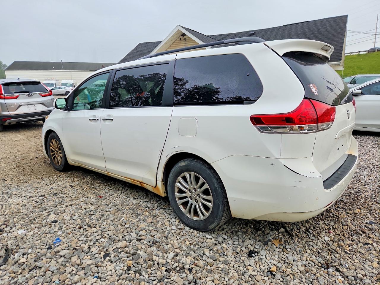 2013 Toyota Sienna Xle 8-passenger White vin: 5TDYK3DC2DS382540