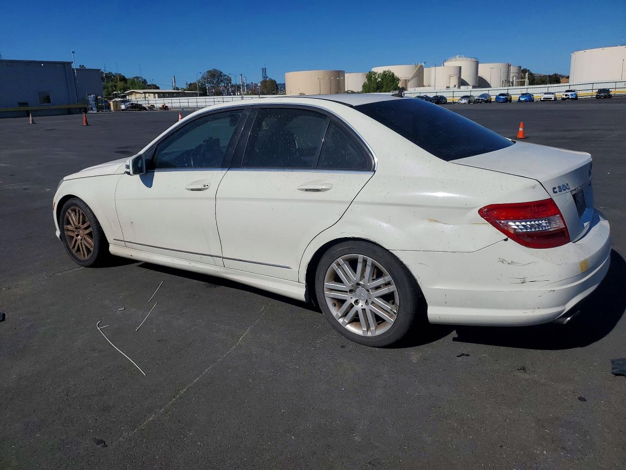 2010 Mercedes-benz C 300 White vin: WDDGF5EB2AR087262