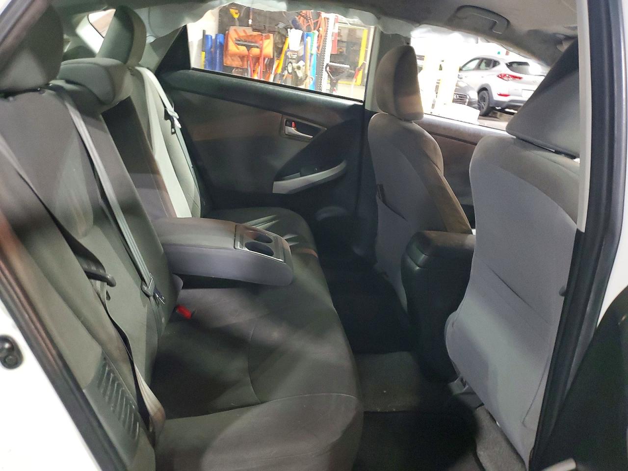 2013 Toyota Prius Plug-in Hybrid Base White vin: JTDKN3DP3D3047529