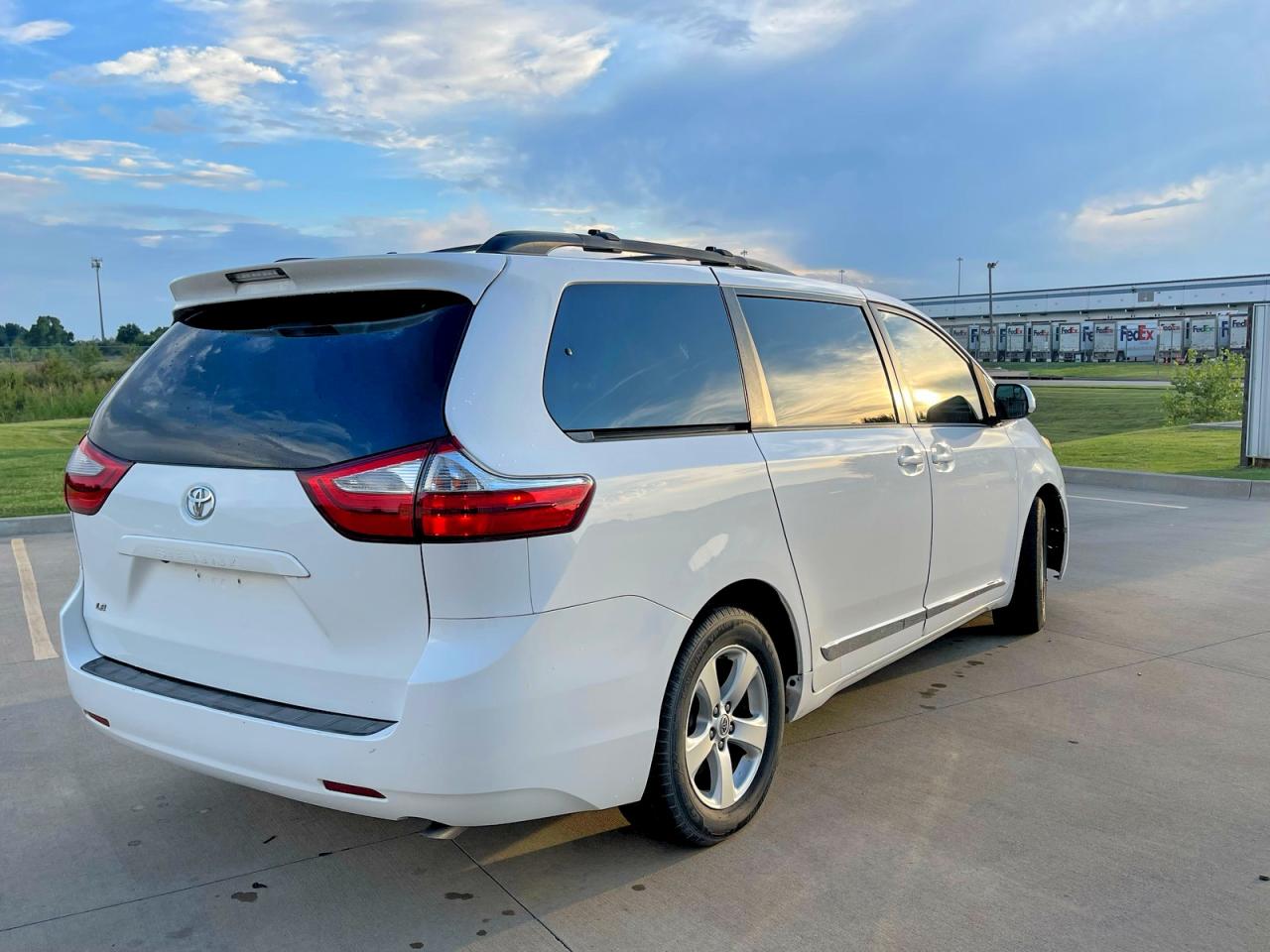 2015 Toyota Sienna Le White vin: 5TDKK3DC3FS547083