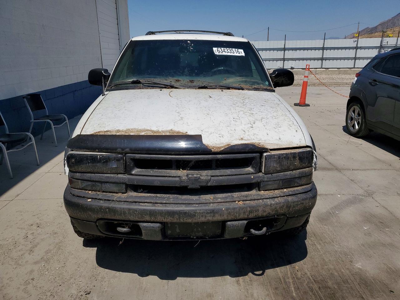 2001 Chevrolet Blazer White vin: 1GNCT18WX1K163836