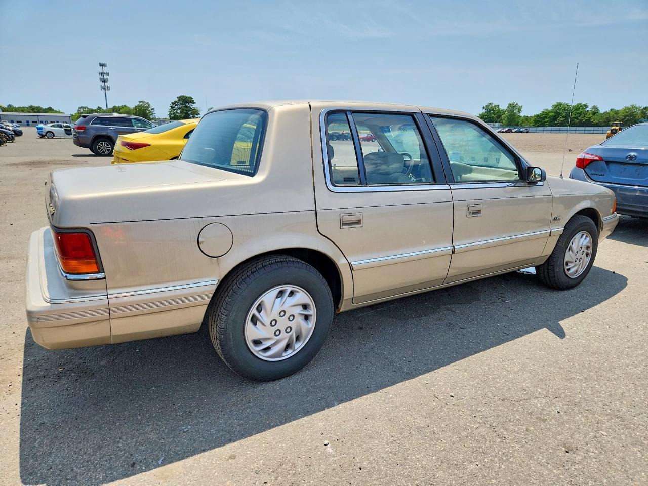 1992 Dodge Spirit Tan vin: 1B3XA4635NF204996