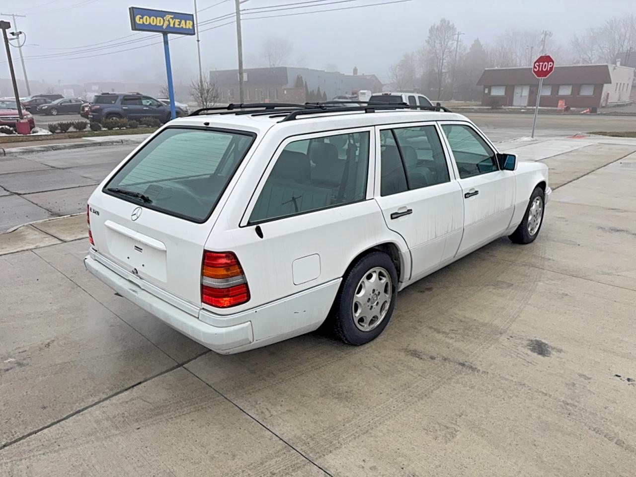 1995 Mercedes-benz E 320 White vin: WDBEA92E2SF296279