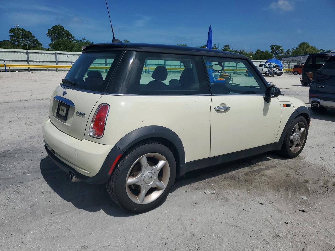 2005 Mini Cooper White vin: WMWRC33425TJ66215