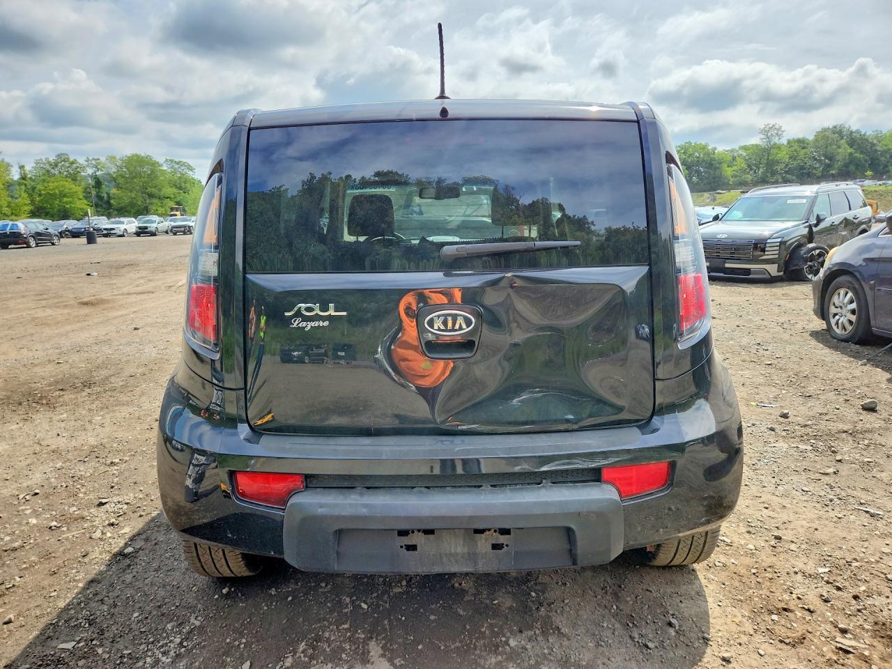 2011 Kia Soul + Black vin: KNDJT2A25B7209428