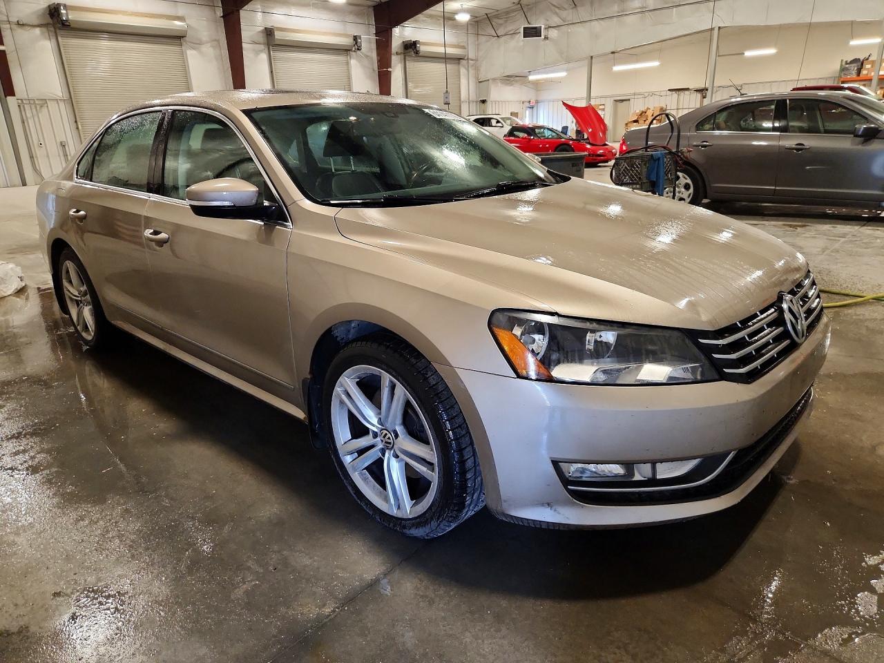 2015 Volkswagen Passat Sel Желто-коричневый vin: 1VWCS7A32FC075229