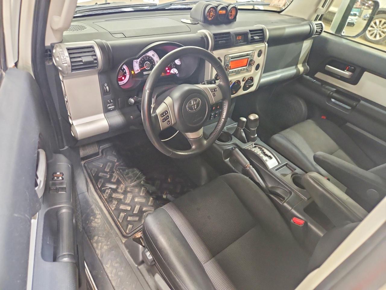 2013 Toyota Fj Cruiser Base Белый vin: JTEBU4BF0DK165056