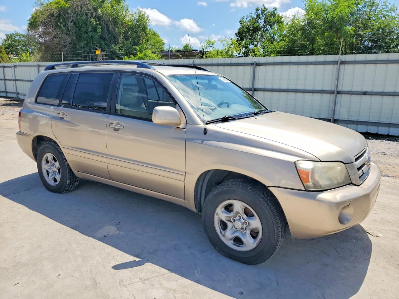2007 Toyota Highlander Base Gold vin: JTEDD21A270166339