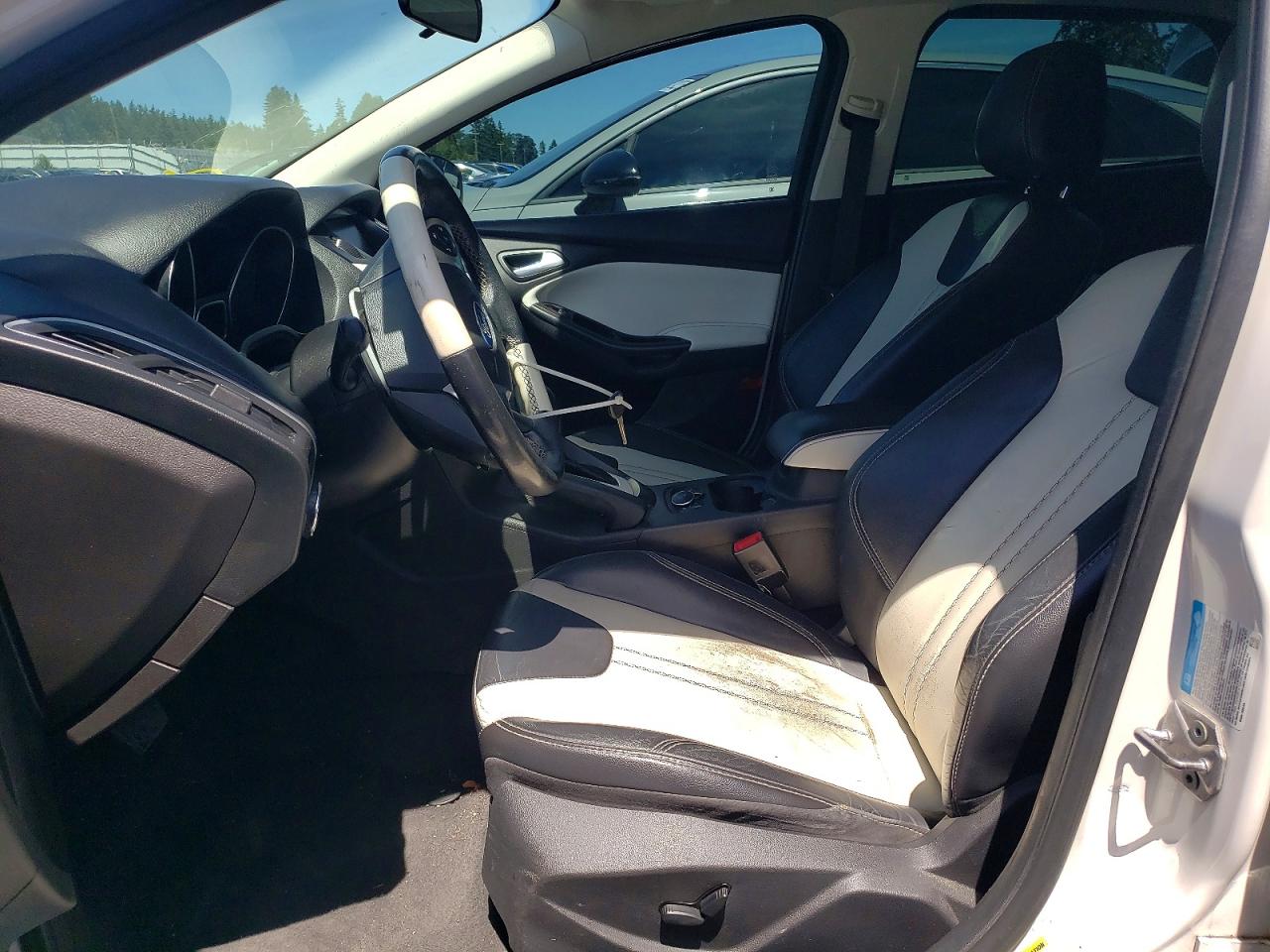 2014 Ford Focus Titanium White vin: 1FADP3N26EL282178