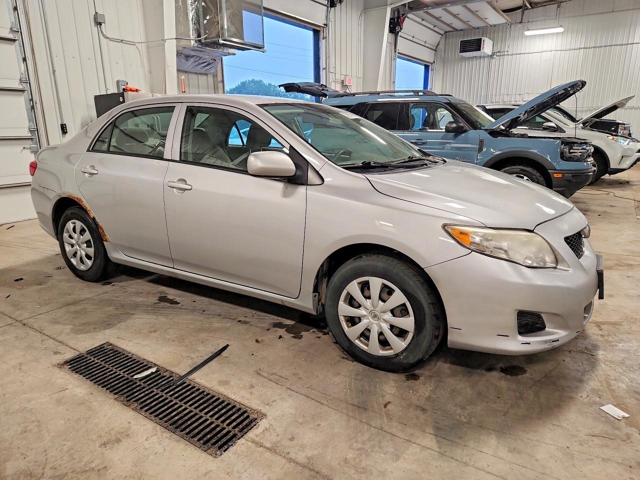 2010 Toyota Corolla Le Silver vin: 1NXBU4EE9AZ216928