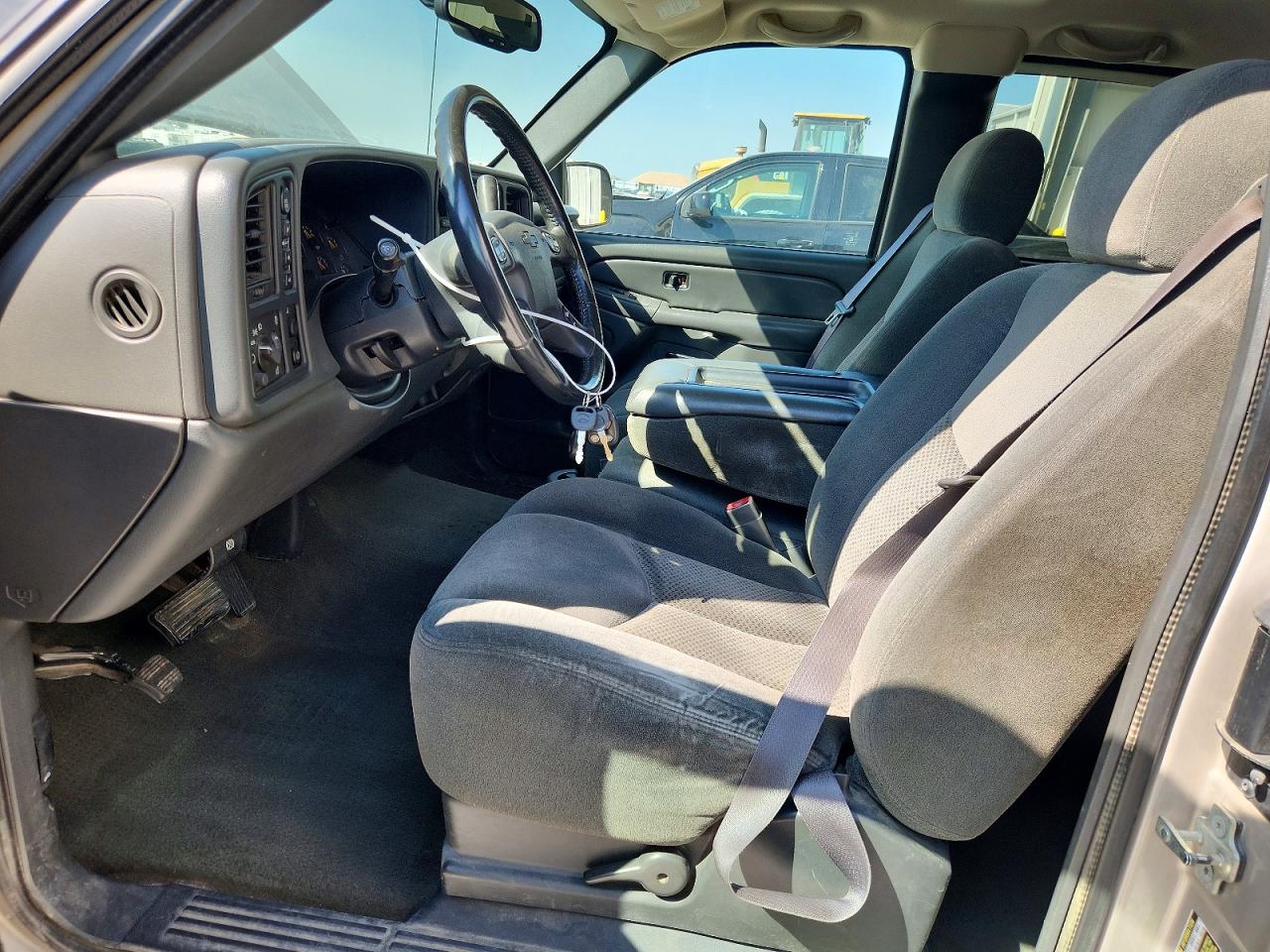 2004 Chevrolet Silverado K1500 Серебряный vin: 1GCEK19T74E207805