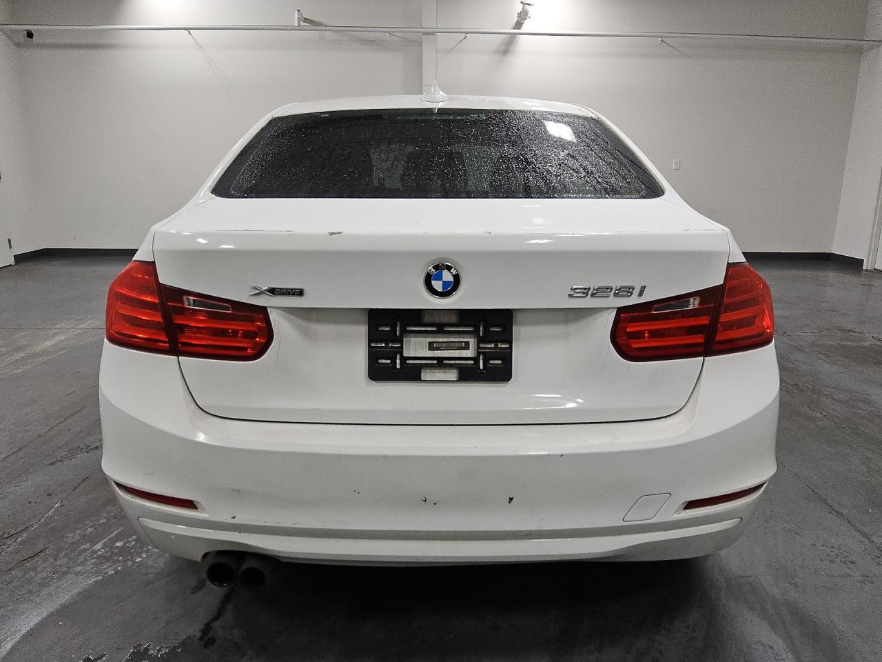 2013 Bmw 328 Xi Белый vin: WBA3B3C55DJ698277 Damage: Deck Lid, Heavy Scratch, 9 To 10 Inches