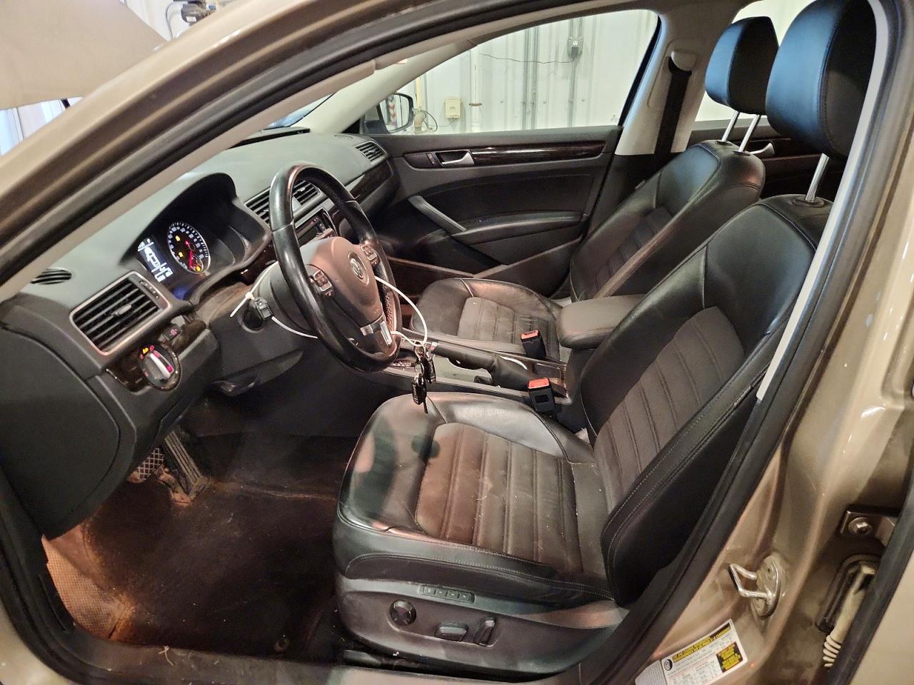 2015 Volkswagen Passat Sel Желто-коричневый vin: 1VWCS7A32FC075229