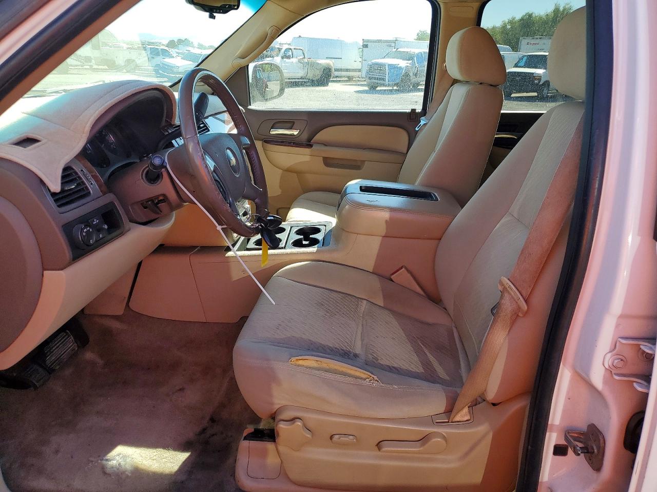 2010 Chevrolet Suburban C1500 Ls White vin: 1GNUCHE02AR172048