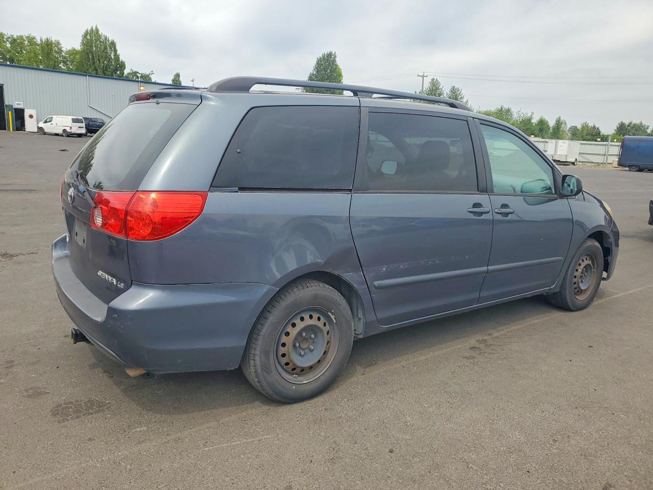2010 Toyota Sienna Le 7-passenger Gray vin: 5TDKK4CC9AS305950