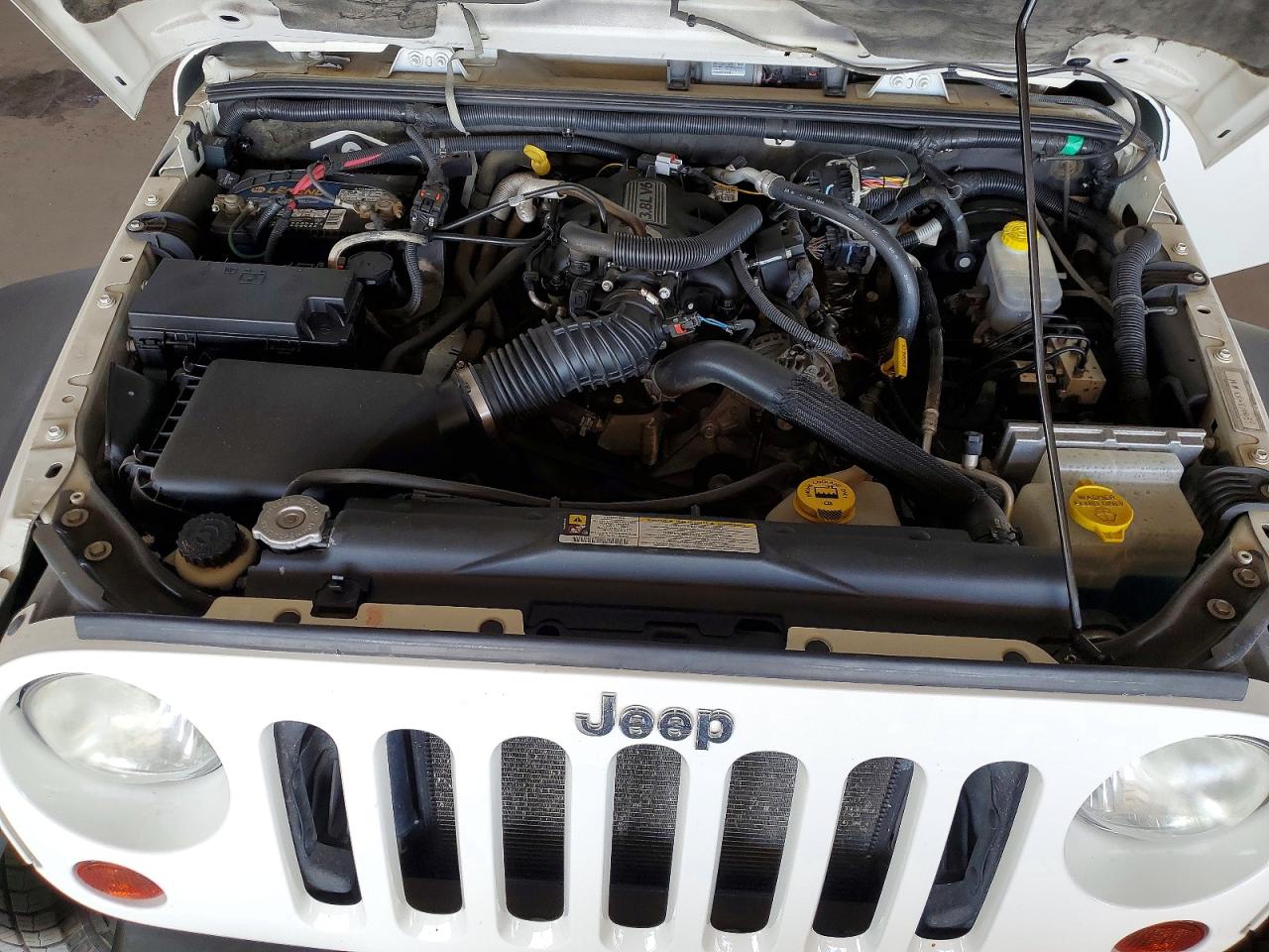 2010 Jeep Wrangler Unlimited Rubicon White vin: 1J4BA6H13AL101856