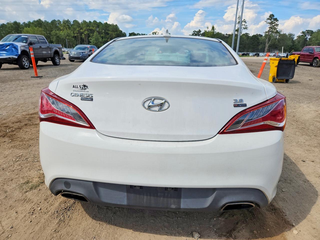 2013 Hyundai Genesis Coupe 3.8 R-spec White vin: KMHHU6KJ2DU083733