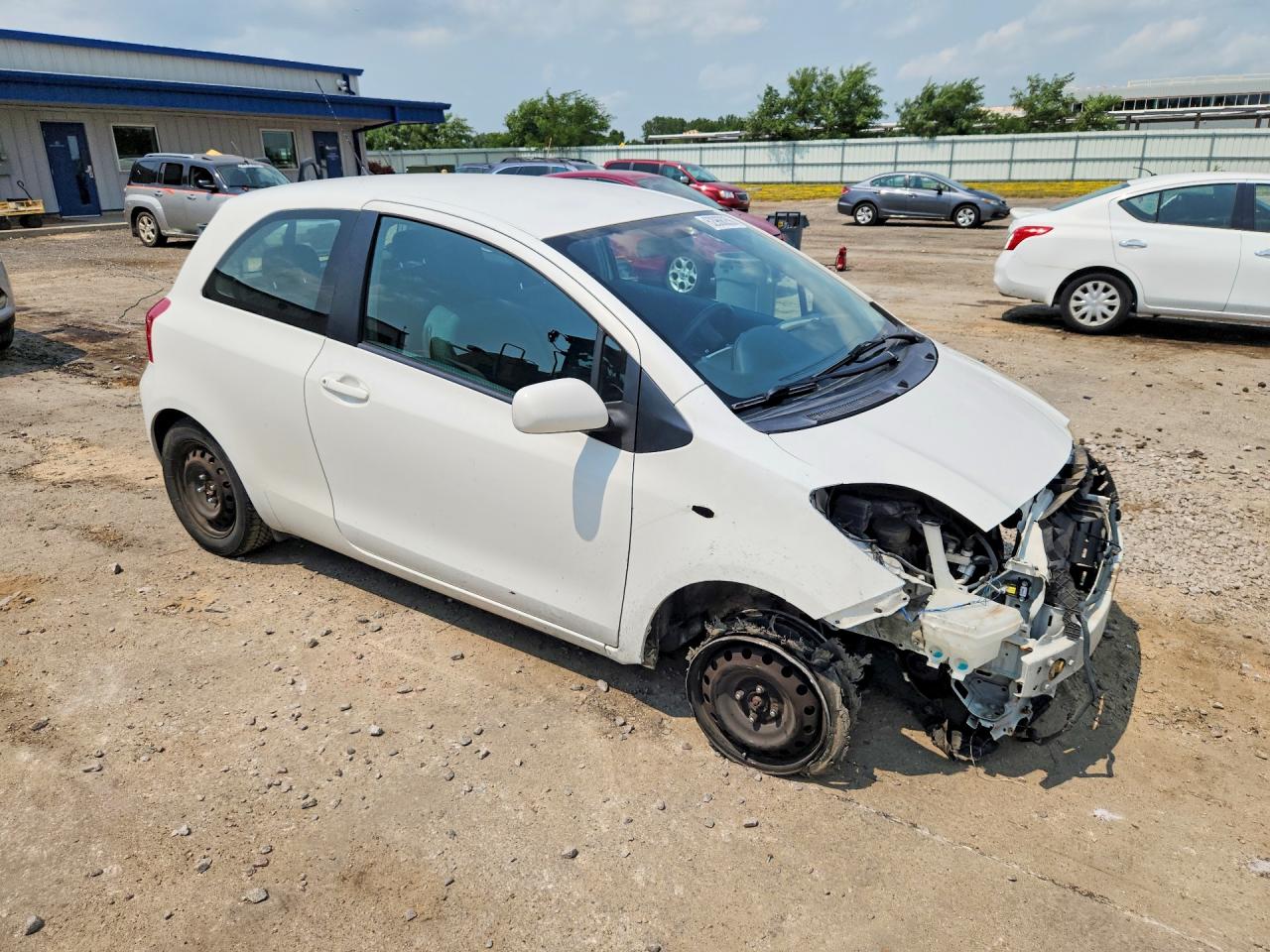 2008 Toyota Yaris Base Белый vin: JTDJT923585177326