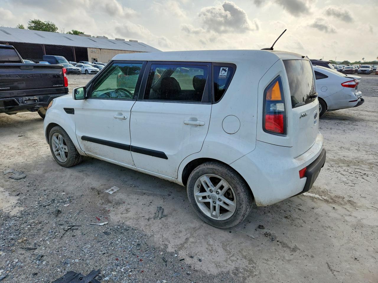 2011 Kia Soul + White vin: KNDJT2A21B7715600