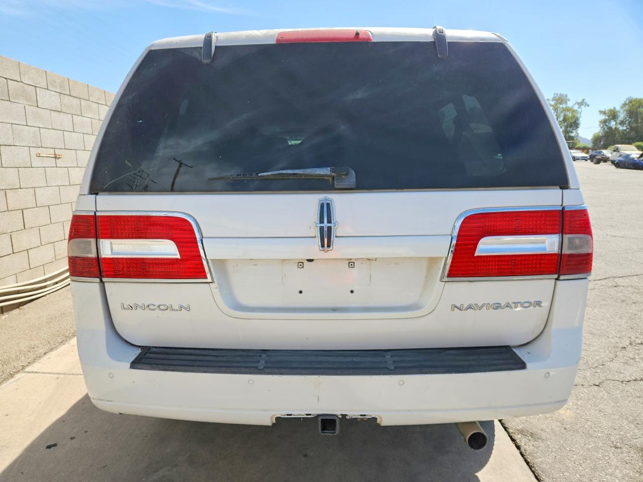 2011 Lincoln Navigator L White vin: 5LMJJ3H59BEJ04598