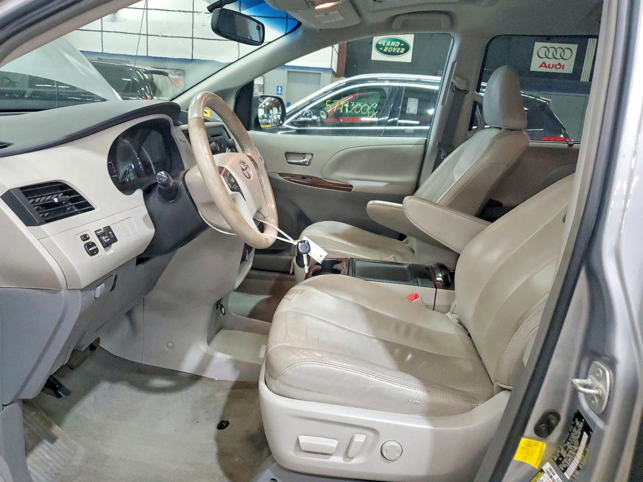 2013 Toyota Sienna Xle 7-passenger Silver vin: 5TDDK3DC6DS053919