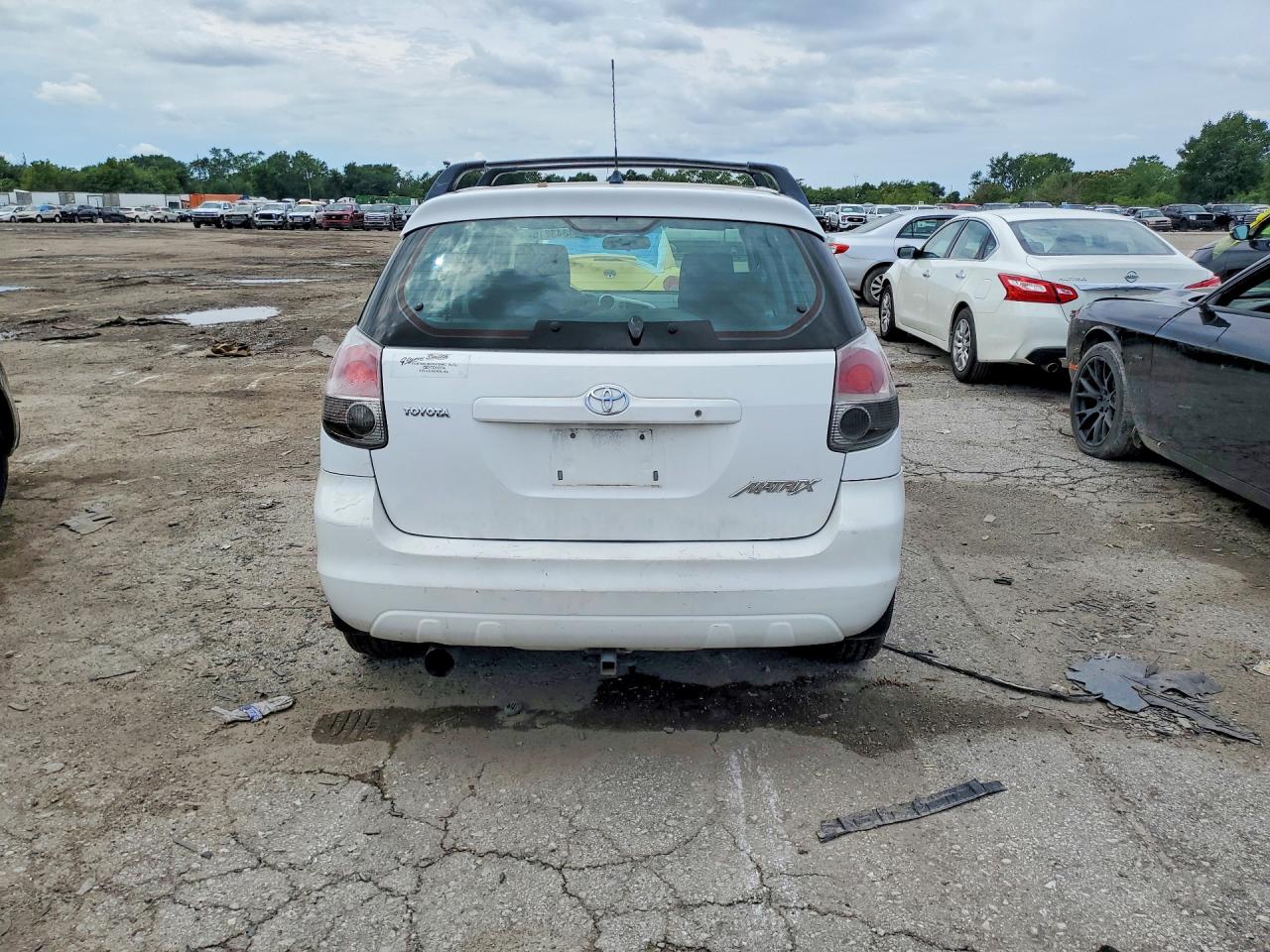 2007 Toyota Matrix Base White vin: 2T1KR32E87C671408