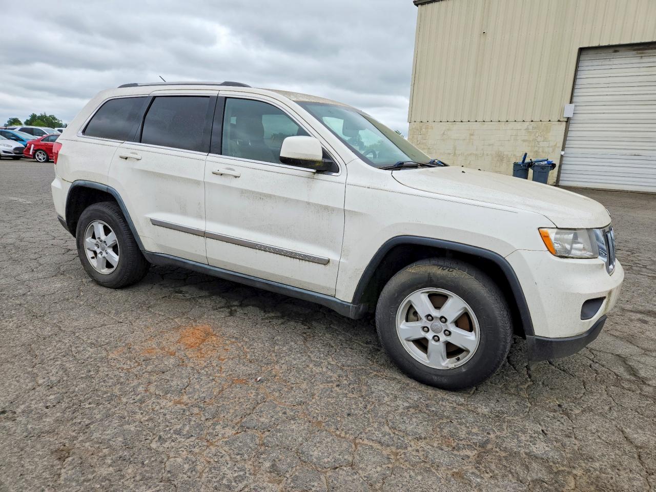 2011 Jeep Grand Cherokee Laredo Белый vin: 1J4RS4GGXBC541032