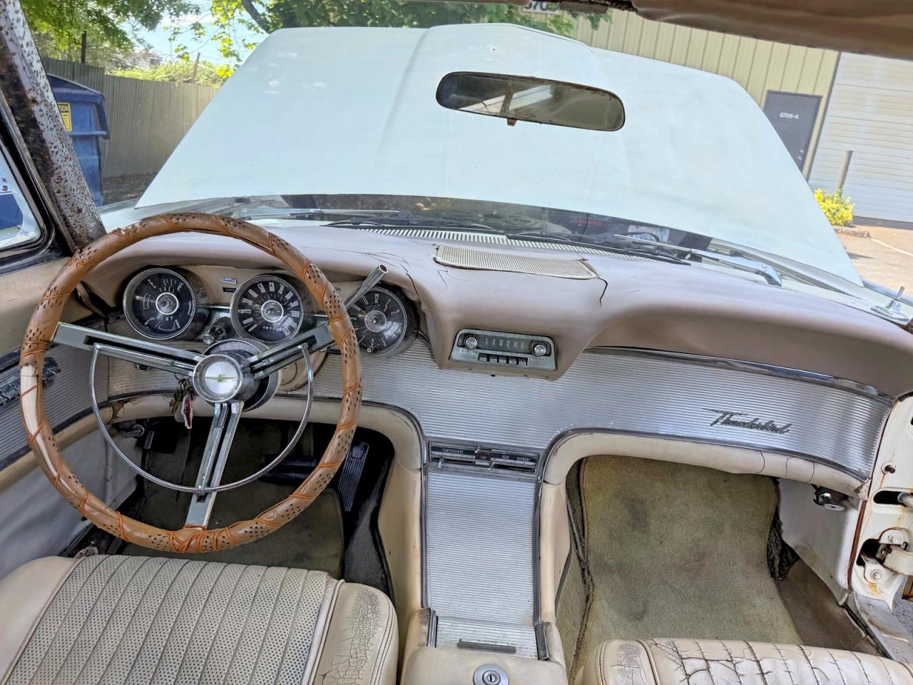 1961 Ford T-bird Two Tone vin: 1Y71Z139615