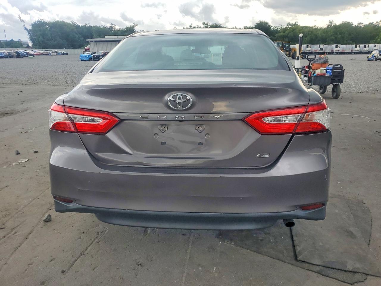2018 Toyota Camry Le Серый vin: 4T1B11HK4JU141399