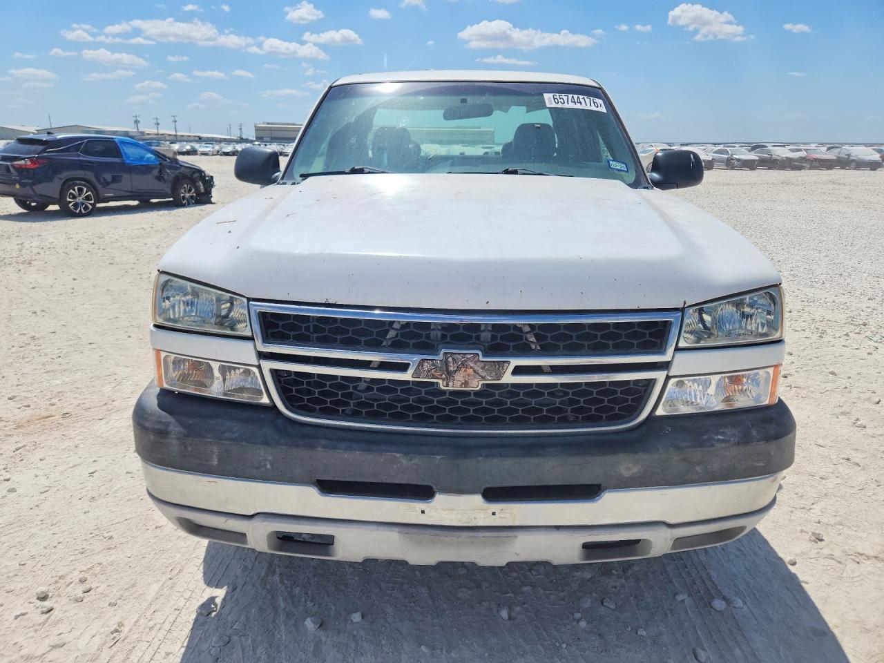 2006 Chevrolet Silverado C2500 Heavy Duty White vin: 1GCHC29U16E210405