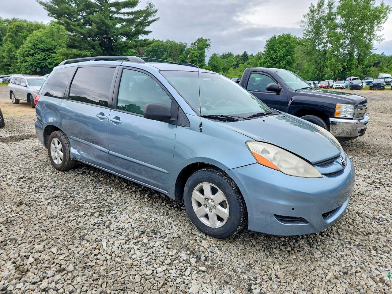 2010 Toyota Sienna Le 7-passenger Blue vin: 5TDKK4CC0AS318800