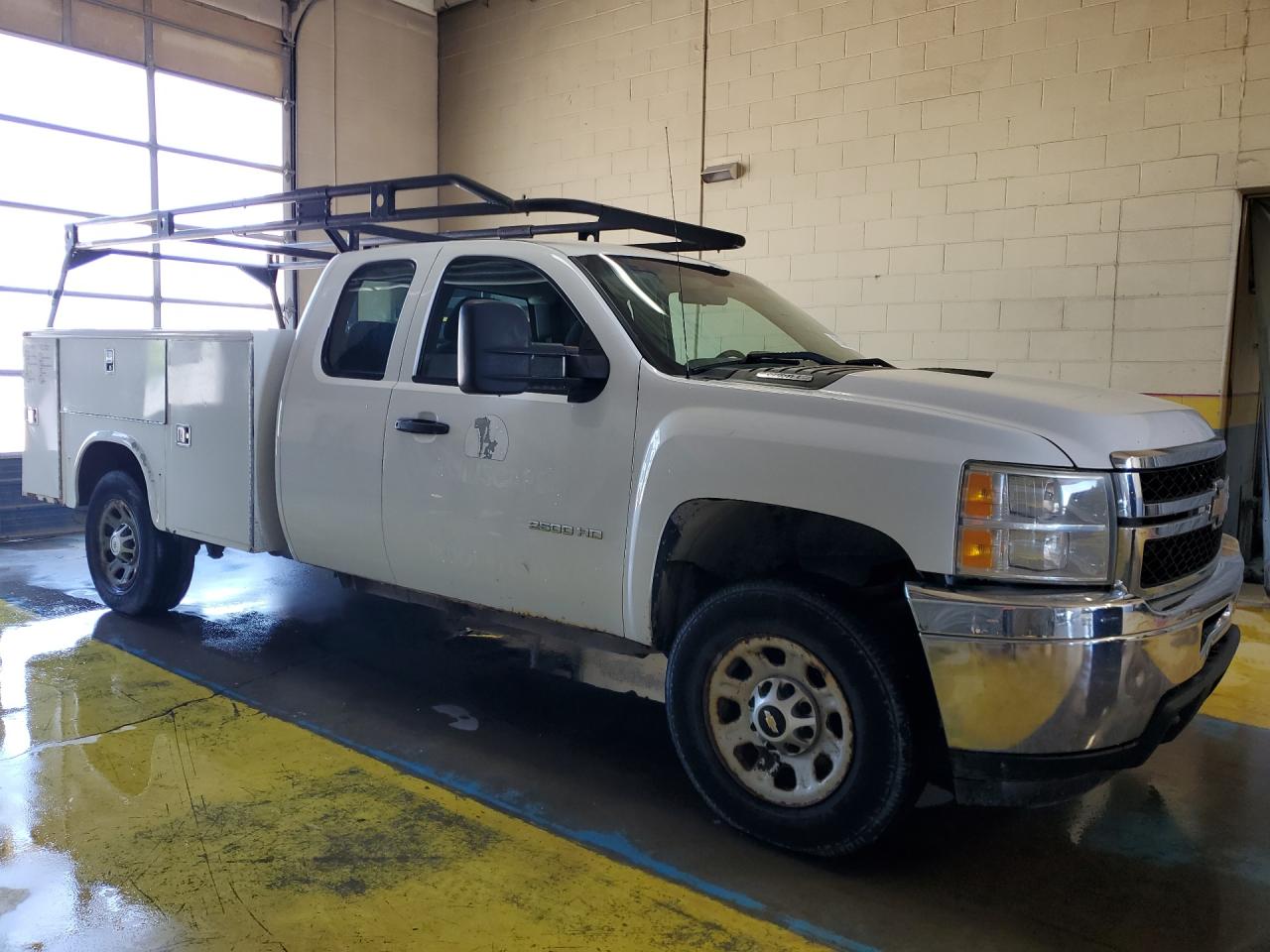 2013 Chevrolet Silverado K2500 Heavy Duty White vin: 1GC2KVCG9DZ224295 Damage: Right Front Door, Dent(S) W/ Paint Dmg, 5 To 6 Inches