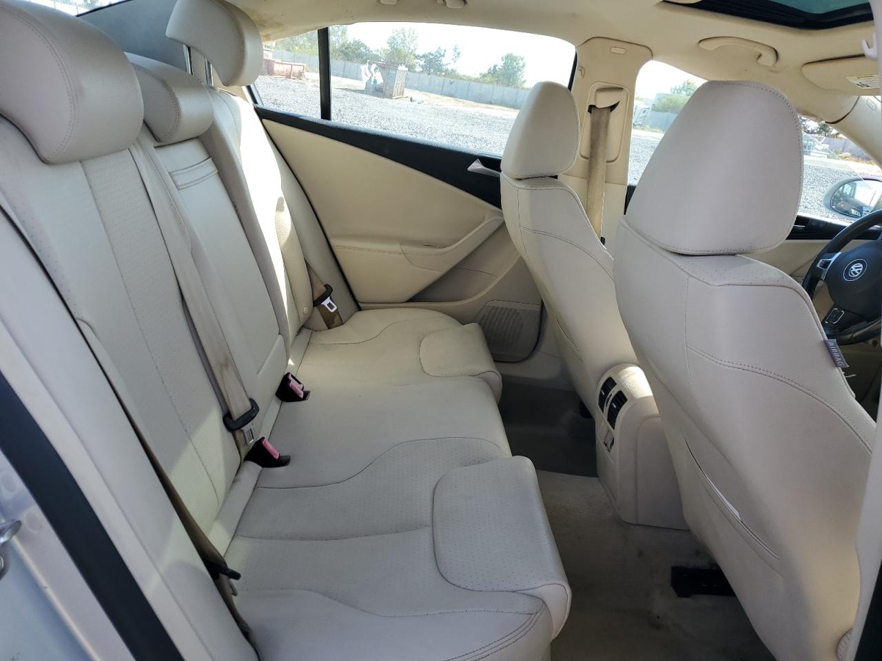 2010 Volkswagen Passat Komfort Silver vin: WVWJK7AN9AE148105