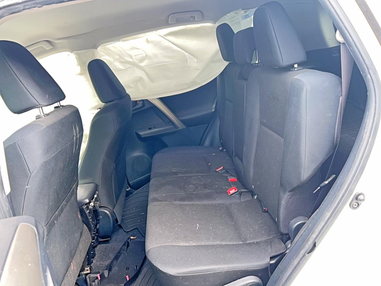 2015 Toyota Rav4 Le White vin: JTMZFREV5FJ044111