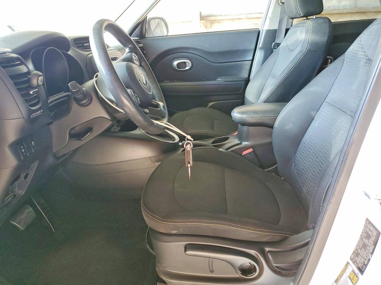 2014 Kia Soul + White vin: KNDJP3A56E7081032