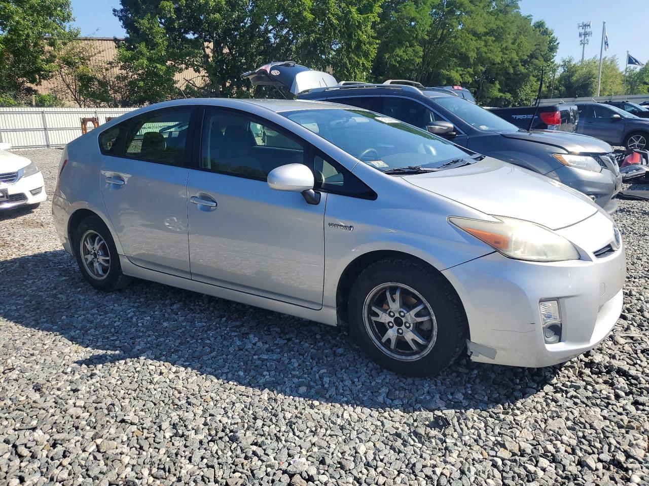 2011 Toyota Prius Three Серебряный vin: JTDKN3DU0B1396095