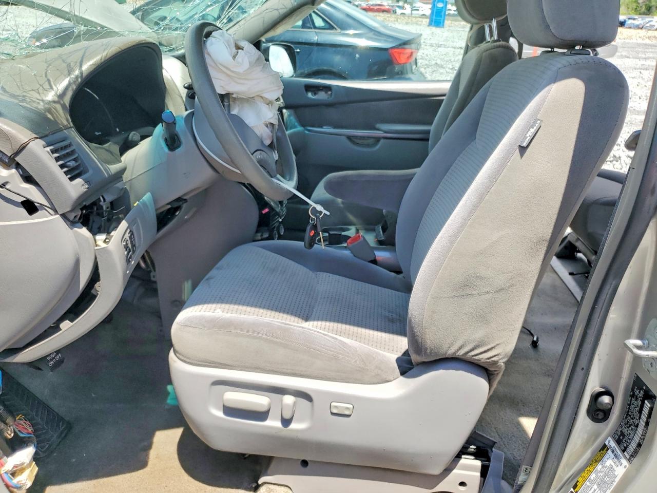 2006 Toyota Sienna Le 7 Passenger Серебряный vin: 5TDZA23C96S454114