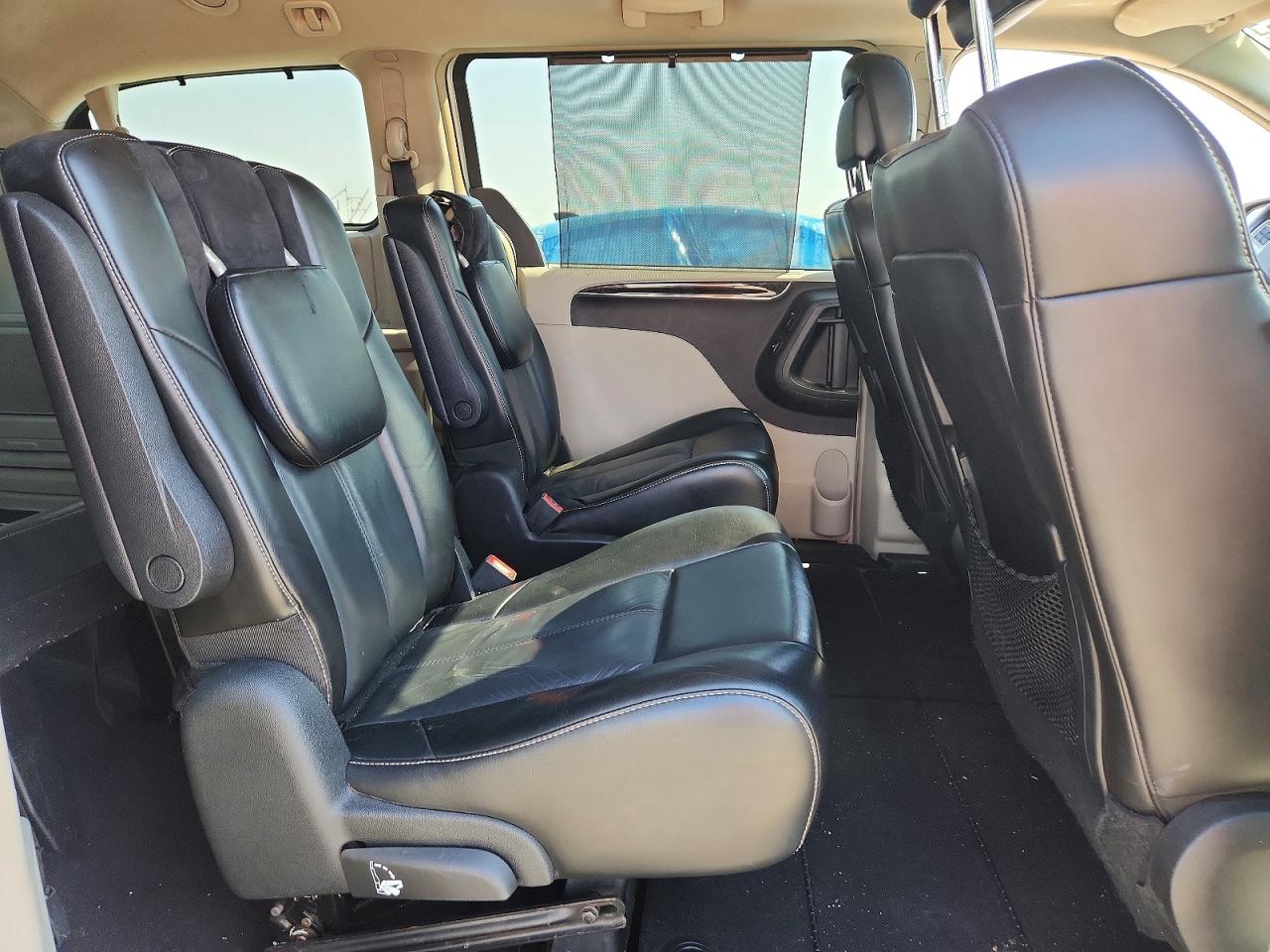 2011 Chrysler Town & Country Limited Silver vin: 2A4RR6DG1BR610838