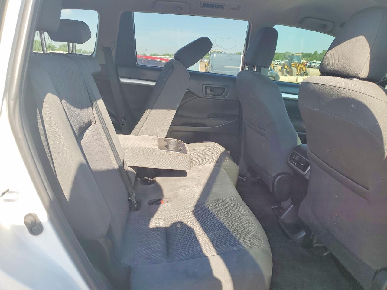 2019 Toyota Highlander Le White vin: 5TDZARFH9KS043130