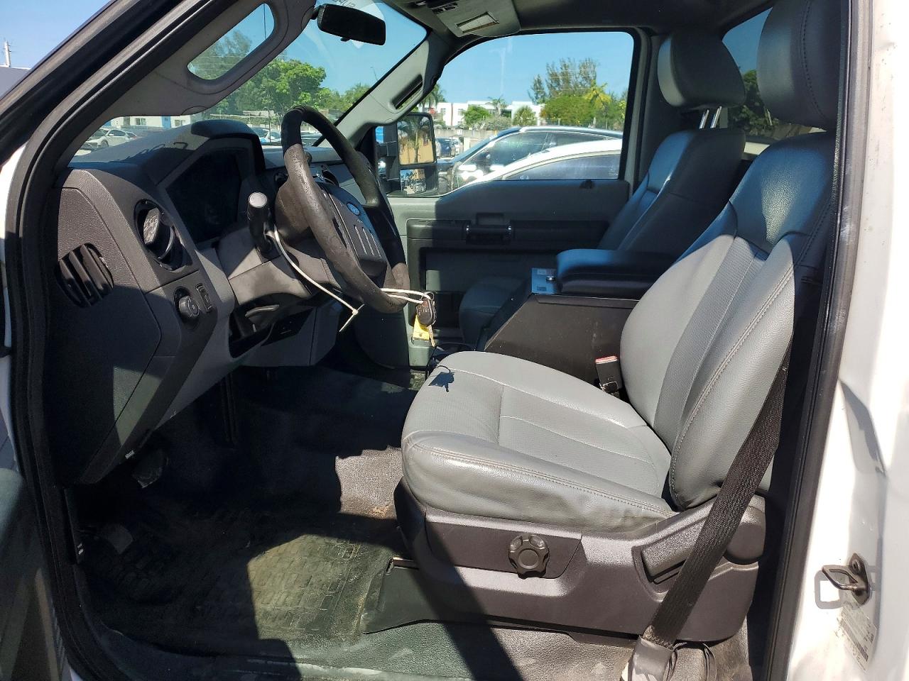 2015 Ford F250 Super Duty White vin: 1FTBF2A66FEC54684